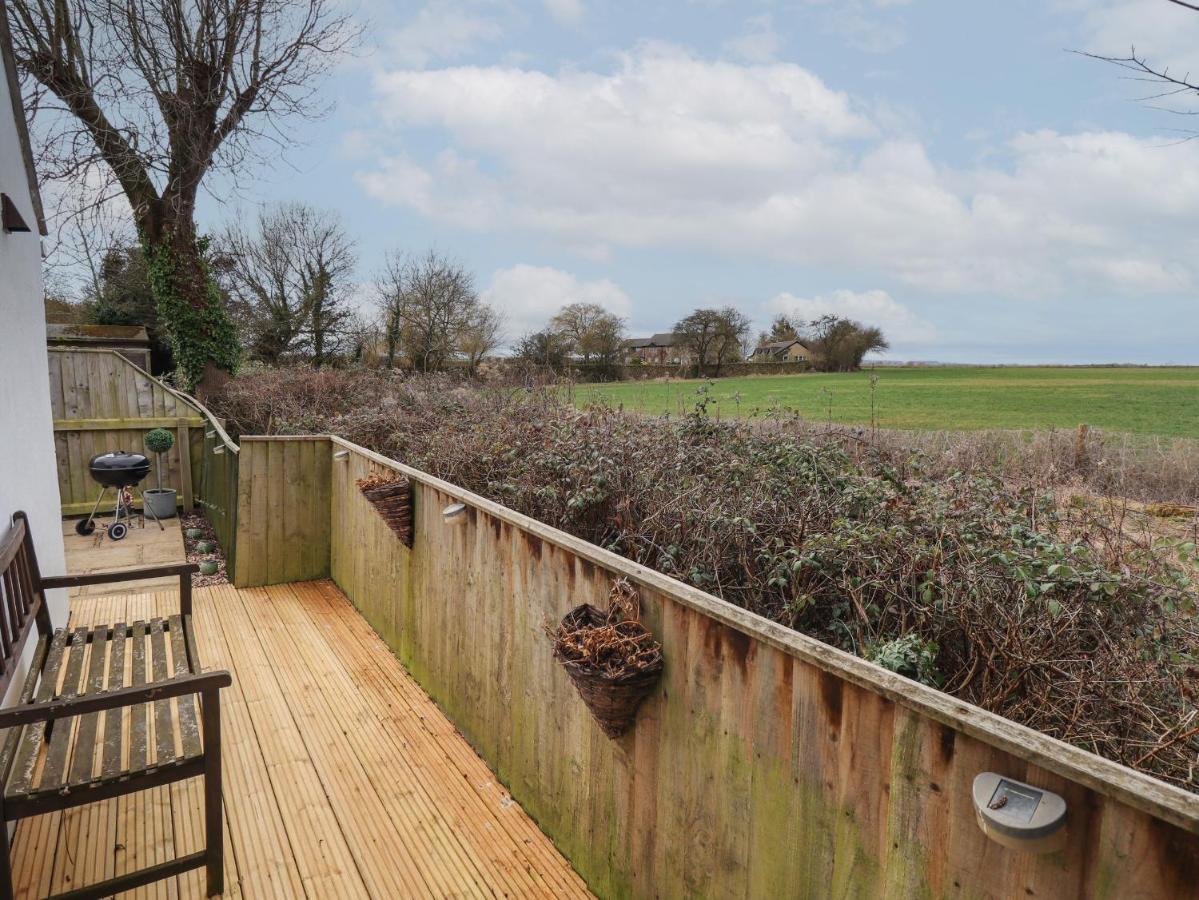 Field View Villa Grimsby Exterior photo